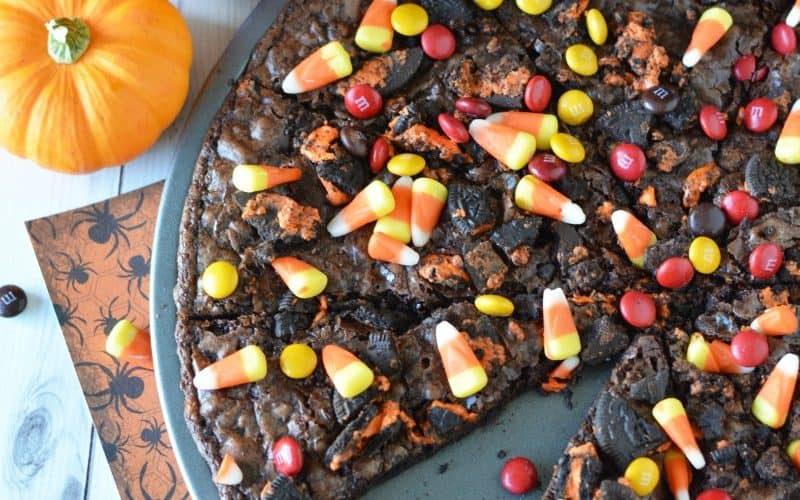 This oreo brownie pizza make a perfect Halloween dessert for a party or get together!