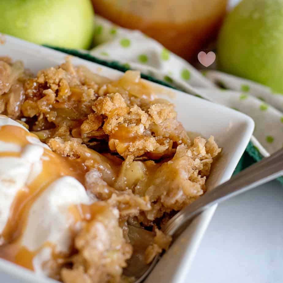 How to Make Apple Crisp with Caramel Sauce - This Mama Loves