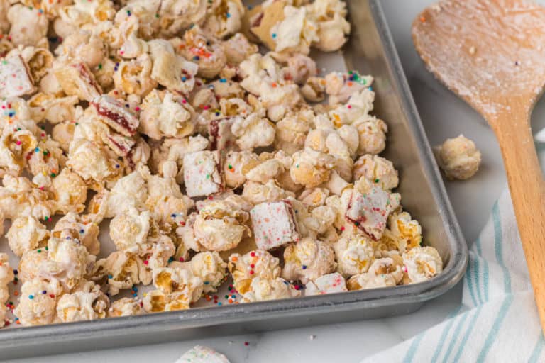 Gilmore Girls Inspired Strawberry Pop Tart Popcorn Recipe - This Mama Loves